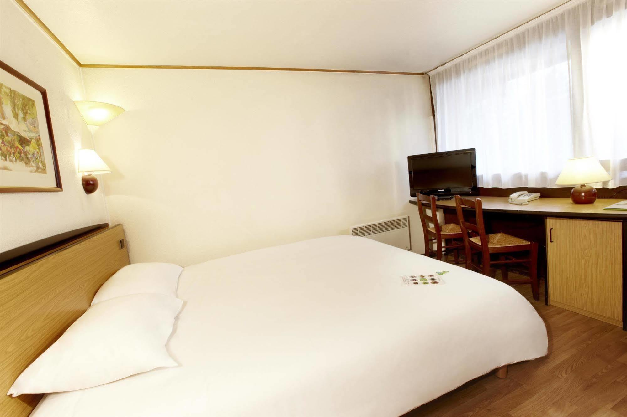 Kyriad Direct Evreux Hotel Room photo